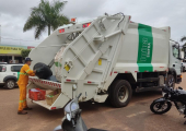 Prefeitura adquire caminhão moderno para coleta de lixo