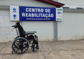 Centro de Reabilitação entrega cadeira de rodas para paciente